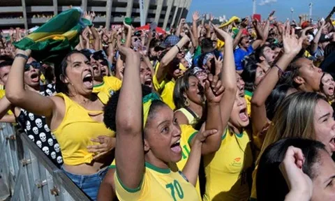 Brazil thắng nhọc: 6 phút sau, cửa mở