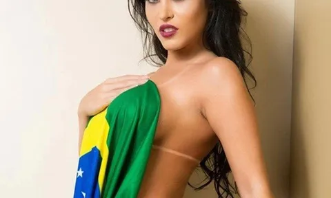 Nữ CĐV Brazil đến đâu, "lửa cháy" đến đó