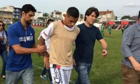Cầu thủ Brazil bị cảnh sát bắt ngay trên sân