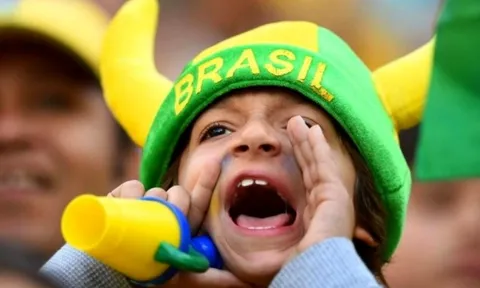 Đáng yêu hết cỡ với những fan nhí cháy hết mình vì World Cup