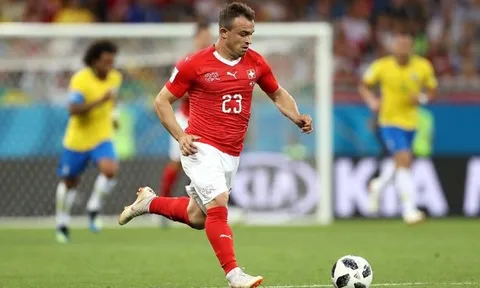 Gary Neville chỉ trích mục tiêu chuyển nhượng của Liverpool 'thiếu chuyên nghiệp' khi được ra giá