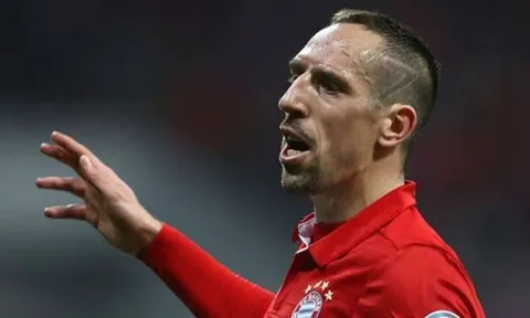 Bức xúc trọng tài, Ribery trở thành 'anh hùng bàn phím'