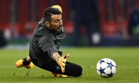 Buffon căng như dây đàn trong buổi tập cuối của Juventus
