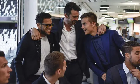 Buffon nói không ngừng trong tiệc ăn mừng cú đúp của Juventus