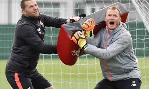Buổi tập của Liverpool xuất hiện lão tướng lạ mặt