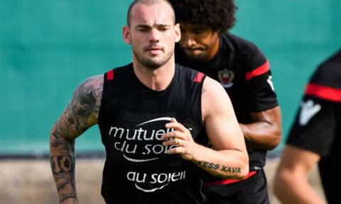 Buổi tập đầu tiên của Sneijder trong màu áo Nice