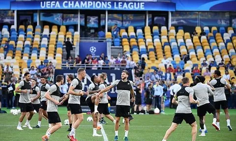 Buổi tập làm quen sân Olimpiyskiy của Liverpool