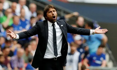 Napoli "dòm ngó" HLV Conte