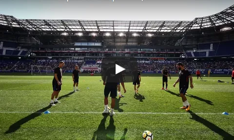 Các cầu thủ Barca đá bóng ma siêu đẳng khiến fan Mỹ hò hét