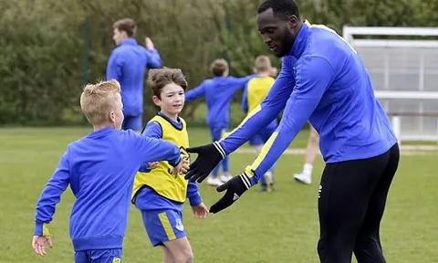 Các cầu thủ nhí sung sướng "phát điên" khi chơi bóng cùng Lukaku