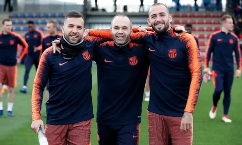 Các đồng đội sống trong thương nhớ cùng Iniesta