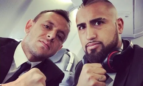 Các ngôi sao Bayern thi nhau selfie trên đường tới Madrid