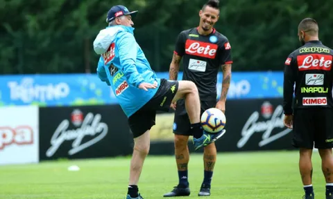 Các sao Napoli chỉ biết cười trước khả năng chơi bóng của Ancelotti