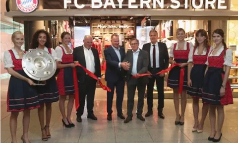 Các "sếp lớn" tề tựu đầy đủ trong ngày Bayern Munich khai trương cửa hàng lưu niệm