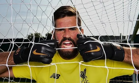 Cận cảnh: Alisson Becker rạng rỡ ra mắt Liverpool