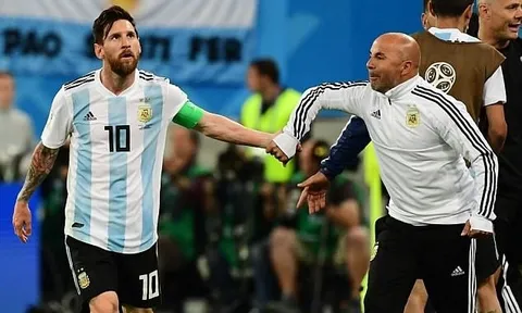 Cận cảnh Sampaoli hỏi ý Messi: "Giờ tôi làm gì? Có cho Aguero vào không?"