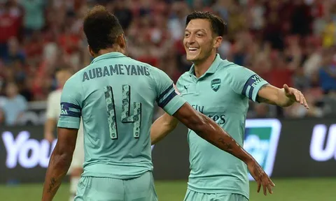 Sau tất cả, nụ cười đã trở lại với 'số 10' Mesut Ozil
