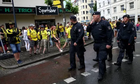 Cảnh sát căng thẳng chờ Dortmund 'khoe' cúp