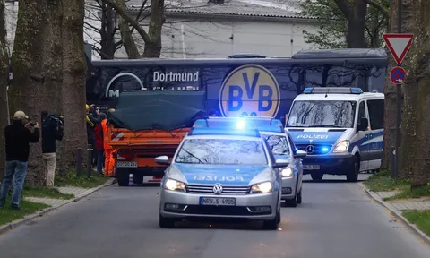 Cảnh sát hộ tống xe buýt của Dortmund đến tận cửa SVĐ