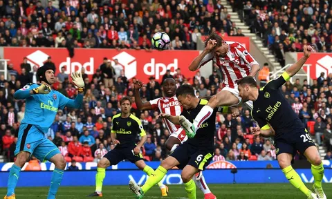 Cao 2m, Peter Crouch vẫn dùng tay để ghi bàn
