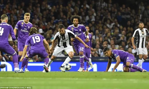 "Cáo già" Zidane hơn Max Allegri một cái đầu!