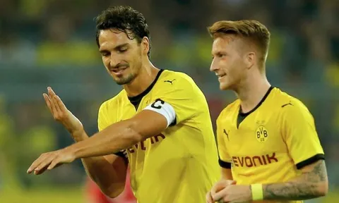 Cuadrado 'ngoan ngoãn' dâng áo số 7 cho Ronaldo