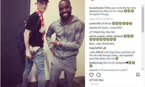 Sát thủ của Arsenal hớn hở vì... cái mông của fan