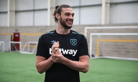 Carroll cười tít mắt trong ngày West Ham trình làng áo đấu mới