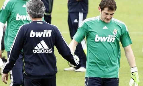 Mourinho: Julio Cesar bắt 1 tay cũng hơn 'thánh' Iker Casillas