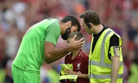 Fan Liverpool 'tan chảy' vì hành động đẹp của Alisson