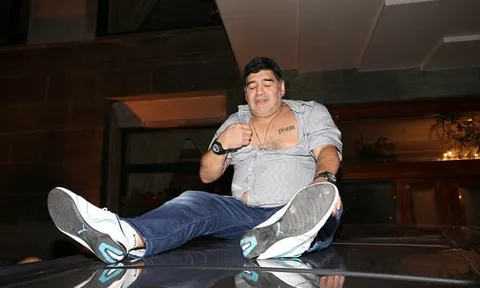 'Cậu bé vàng' Maradona quẩy tung nóc xe ngày trở lại Napoli