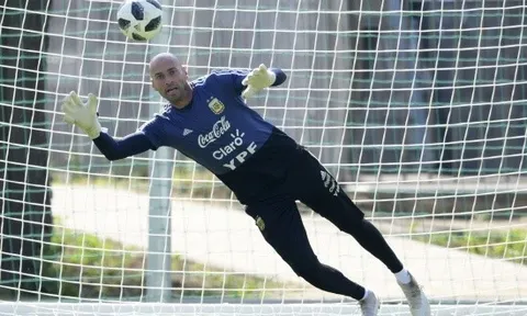 Cầu thủ Argentina luyện đá penalty trước trận gặp Pháp