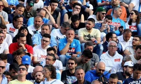 Cầu thủ gục ngã, CĐV Napoli chết lặng nhìn Scudetto xa dần