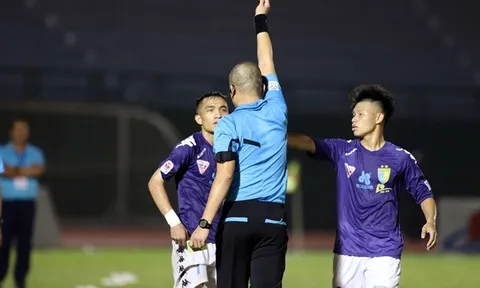 Cầu thủ Hà Nội FC tái hiện pha vào bóng kinh hoàng của Quế Ngọc Hải