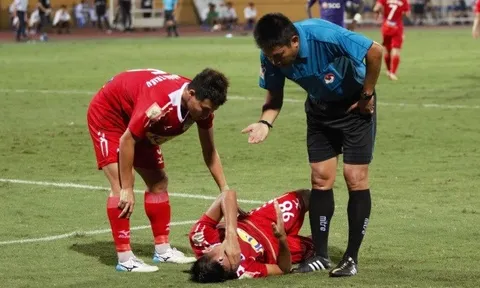 Cầu thủ HAGL nằm sân, HLV khẳng định học trò không câu giờ