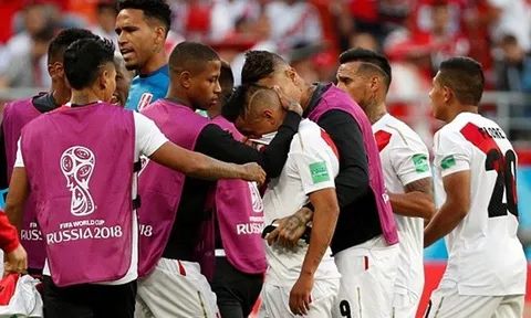 Cầu thủ Peru khóc như mưa sau khi sút bay chiến thắng của đội nhà