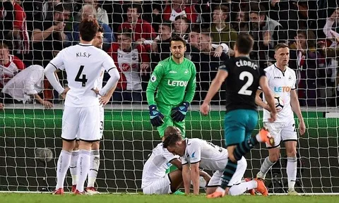 Cầu thủ Swansea đổ gục xuống sân khi biết Championship đang cận kề