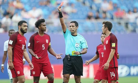 Cầu thủ Tottenham ăn thẻ đỏ, U20 Argentina mất vé trong cay đắng