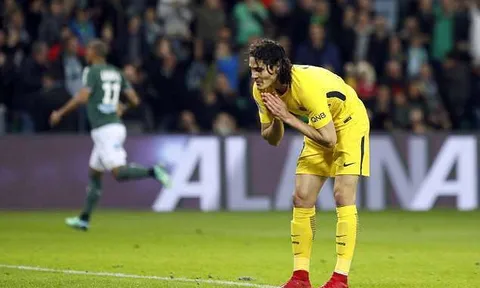 Cavani bỏ lỡ không tưởng, PSG hòa nhọc nhờ bàn phản lưới nhà của Debuchy
