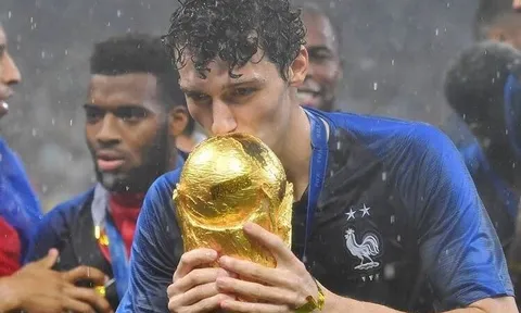 Cavani giỏi nhìn người, xin đổi áo với Pavard từ 3 năm trước