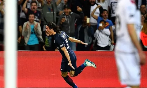 Cavani thăng hoa, PSG thắng dễ Guingamp