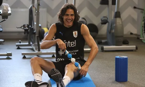 Cavani trở lại, sẵn sàng cho trận chiến với Pháp