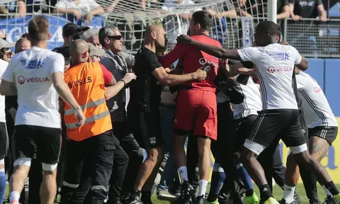 CĐV 2 lần tấn công cầu thủ, trận SC Bastia - Lyon bị hủy