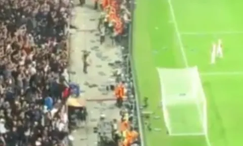 CĐV Ajax đập vỡ ghế, ném vào cầu thủ nhà sau trận thua MU