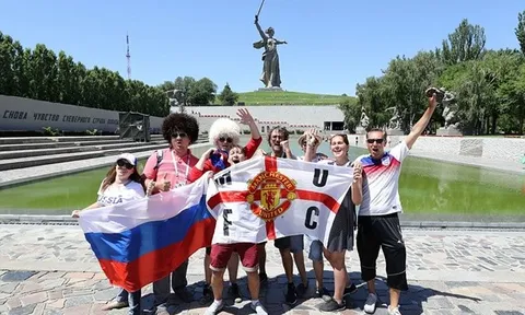 CĐV Anh "đánh chiếm" thành phố Volgograd, sẵn sàng đại chiến với Tunisia