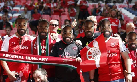 CĐV Arsenal mang mặt nạ Lacazette hù dọa Chelsea
