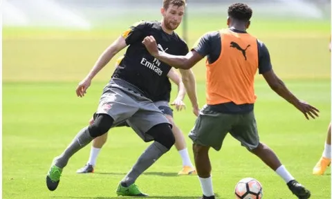 CĐV Arsenal sợ "quả tạ" Per Mertesacker