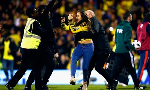CĐV Colombia thay nhau xuống sân, nhân viên an ninh làm việc 'mệt nghỉ'