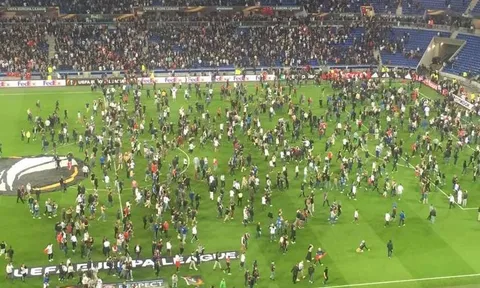 CĐV đánh nhau kinh hoàng, trận Lyon - Besiktas bị hoãn 46 phút