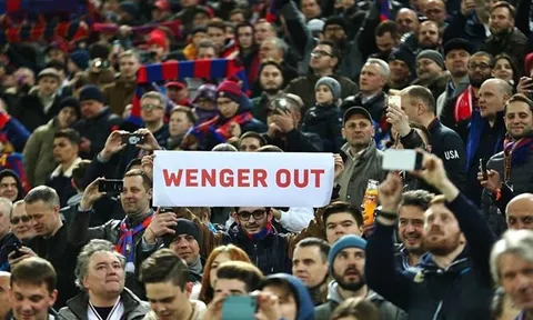 CĐV đòi "tống cổ" Wenger sau màn trình diễn thảm họa trước CSKA Moscow